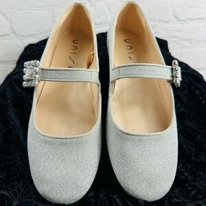 UNISA EMBELLISHED BUCKLE MARY JANE SILVER FLATS SIZE 8 1/2